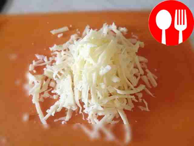 Пока картофель готовится, натрите сыр на крупной терке.