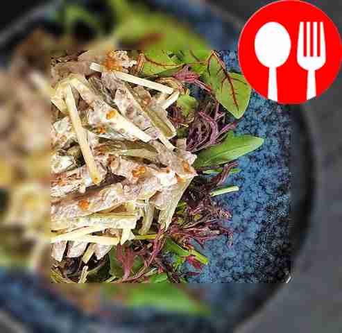 Говяжий язык с яблоком и маринованными огурцами