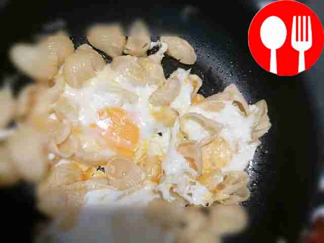 Макароны с яйцом и сыром