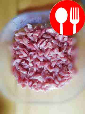 Мясо нарежьте мелкими кусочками, посолите и поперчите.