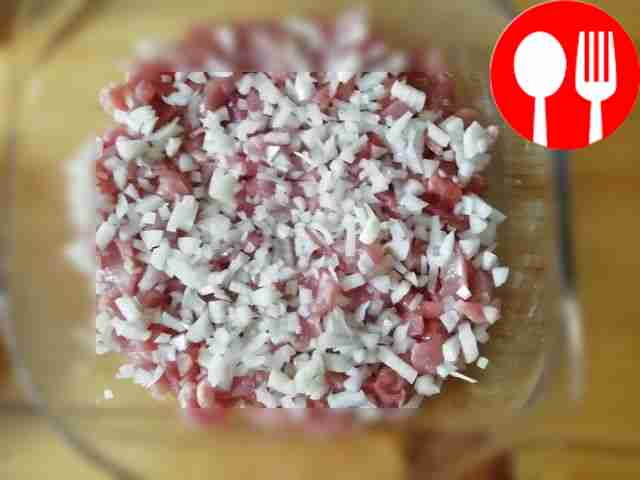 Очистите лук, нарежьте его и добавьте к мясу.