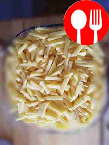 Очистите картофель и нарежьте его на такие же...