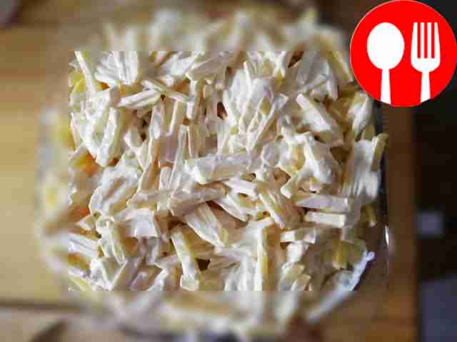 Нанесите майонез.