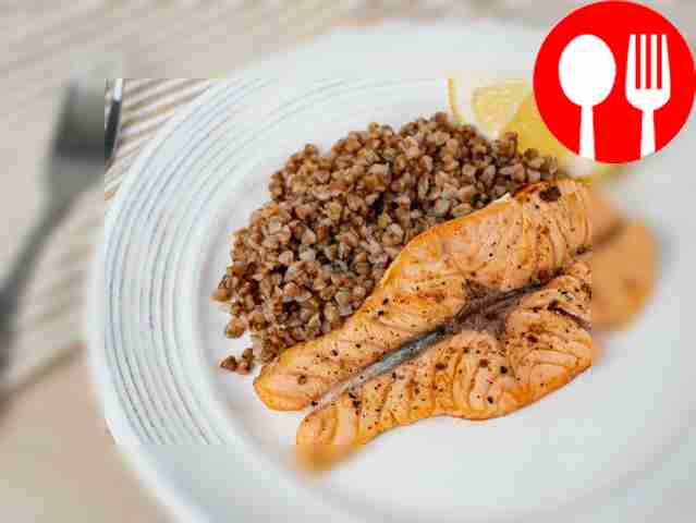 Стейк из семги с гречкой