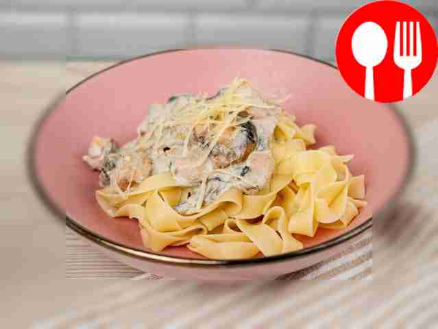 Fettuccine pasta with salmon and mushrooms