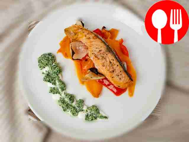 Salmon with vegetables and spinach sauce