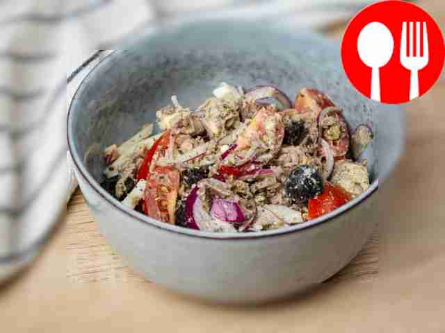 Салат с сардиной и маслинами