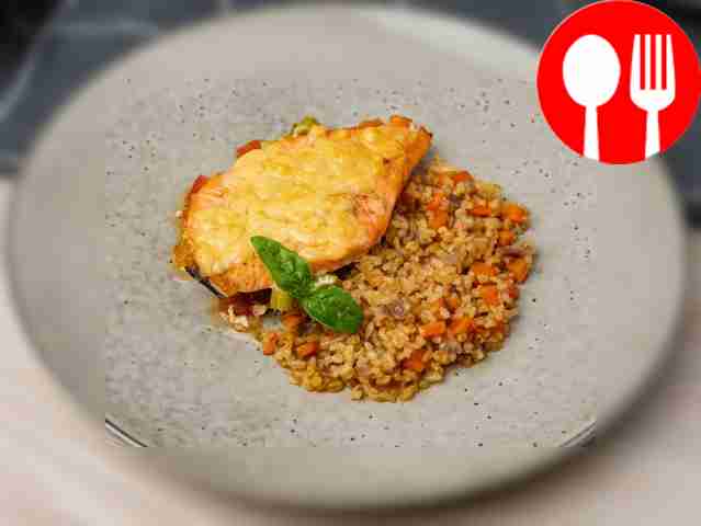 Лосось, запеченный с овощами и булгуром