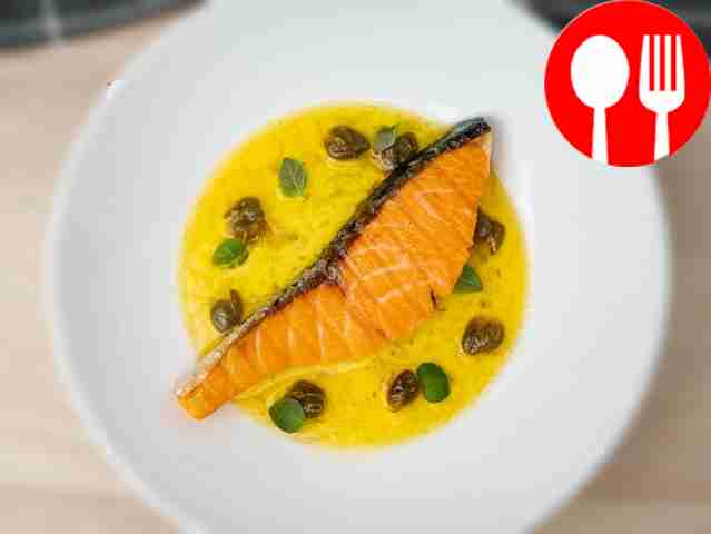 Семга с масляным соусом и каперсами