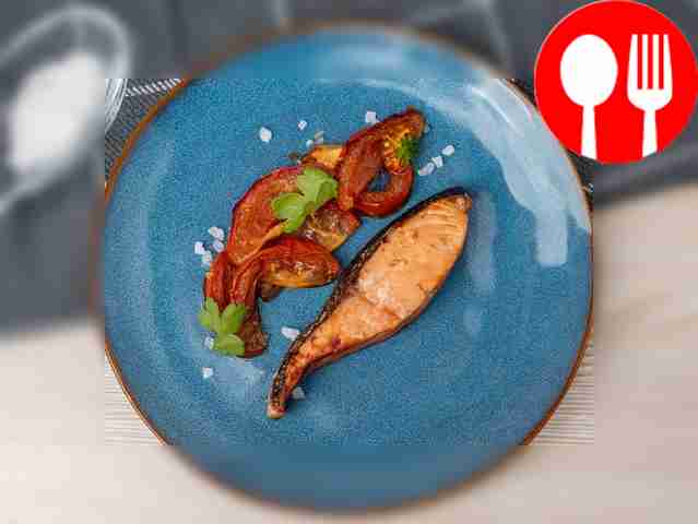 Salmon with pomegranate juice and tomatoes