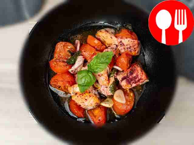 Семга, запеченная с томатами и базиликом