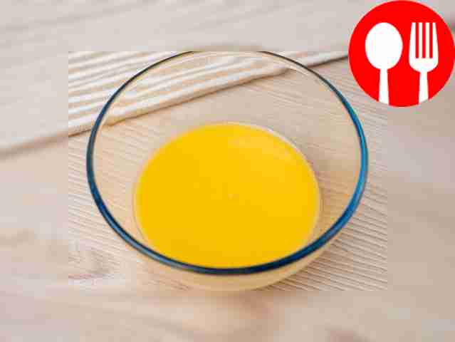 Приготовьте голландский соус на водяной бане....