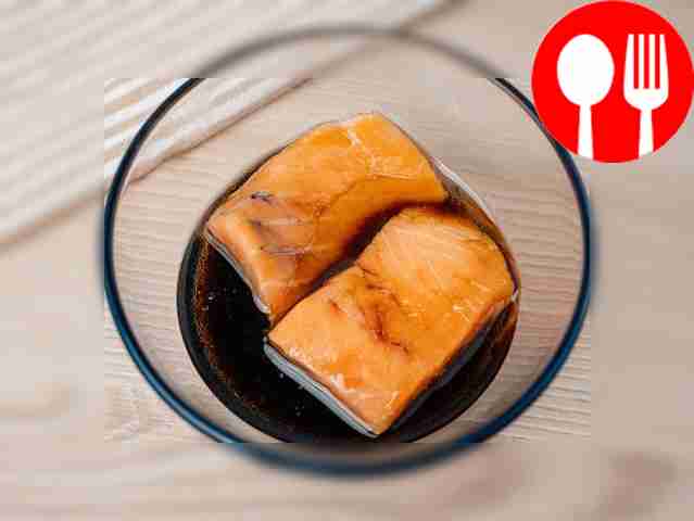 Порежьте лосося на небольшие кусочки толщиной...