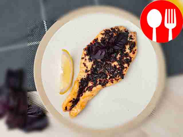 Salmon baked with basil and honey