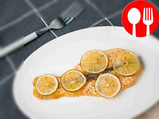 Salmon baked with lime