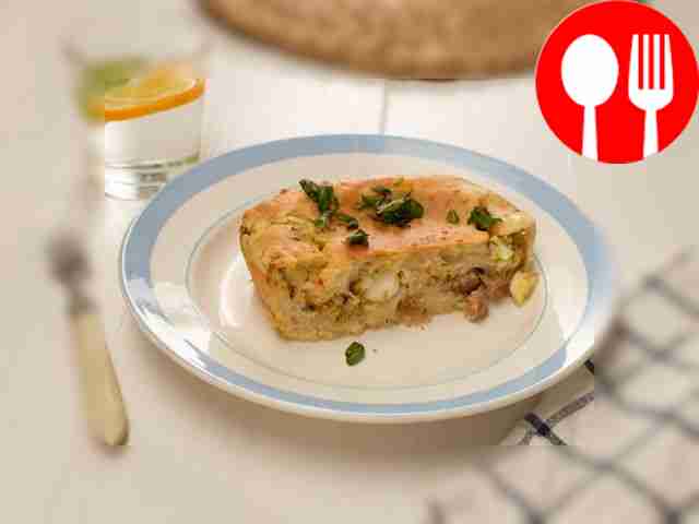 Рыбный пирог из консервов