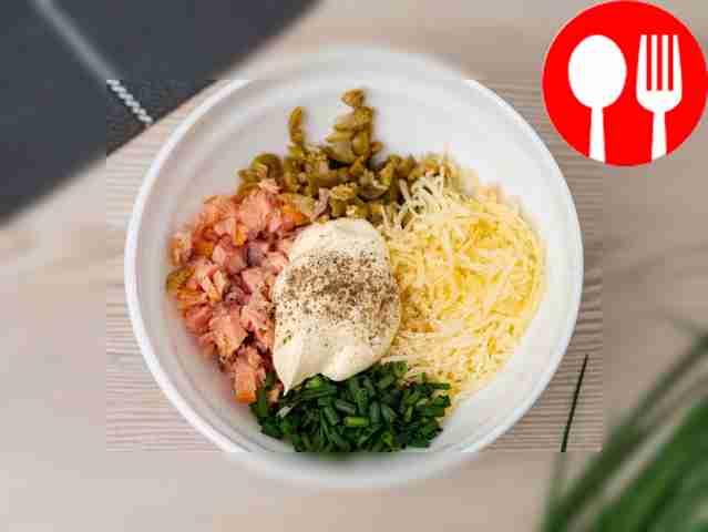 Поместите ингредиенты в глубокую миску,...