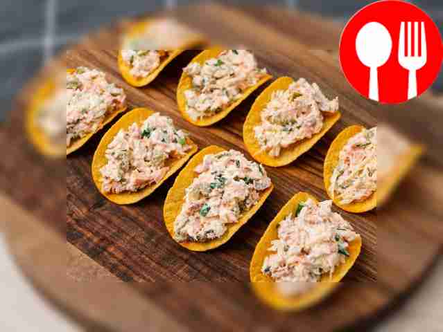 Возьмите одну чипсу и положите в неё столовую...