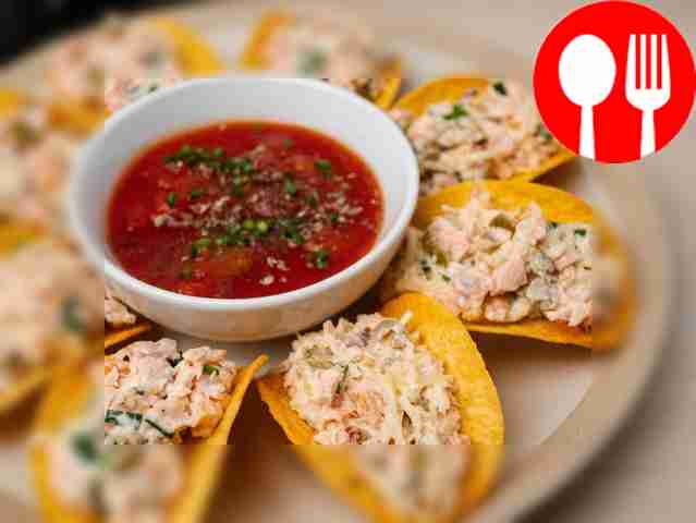 Подавайте к блюду любой соус. Мы использовали кетчуп.