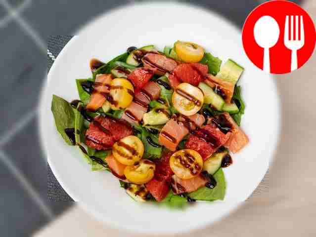 Salad with romaine leaves, grapefruit and salmon