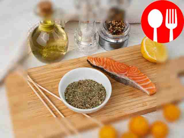 Thaw the fish, clean it of scales. Wash the tomatoes.