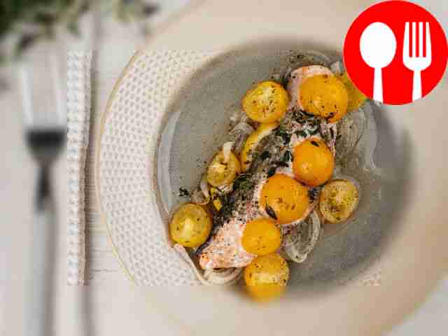 Стейк семги в пергаменте с черри