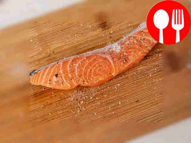 Посолите рыбу и поперчите её со всех сторон.