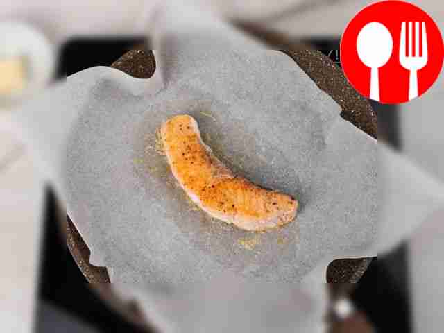 Выстелите дно сковороды пергаментом и...