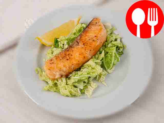 Семга в пергаменте на сковородке