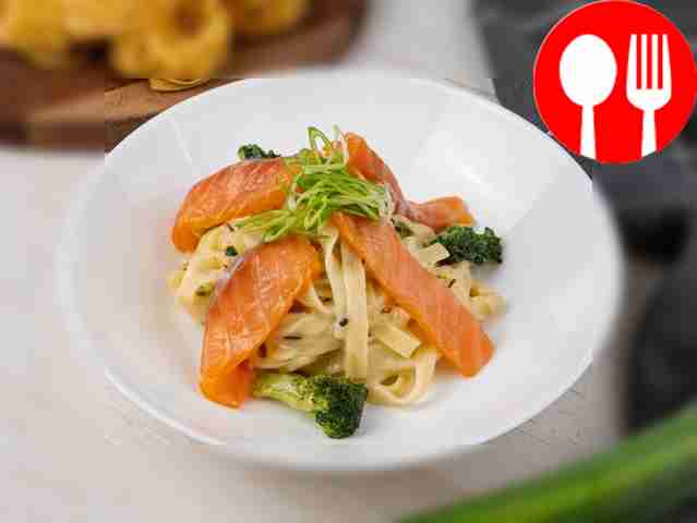 Pasta with broccoli and smoked salmon