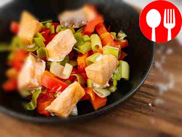 Steamed salmon with leek and pepper