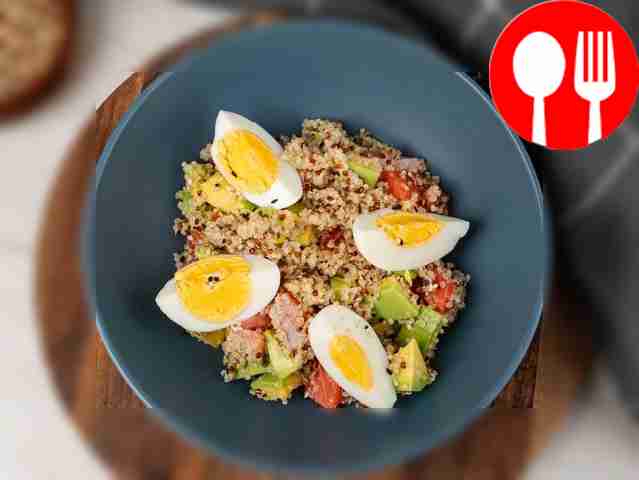 Салат с семгой, киноа и авокадо