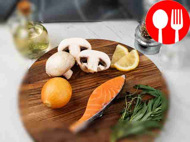 Осмотрите филе семги на наличие костей; при их...