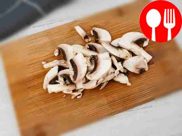 Шампиньоны нарежьте на тонкие пластины, лук —...