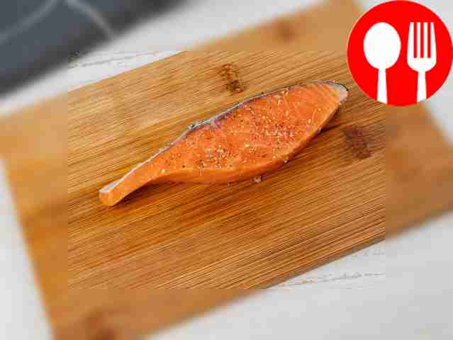 Посыпьте семгу солью и черным перцем.