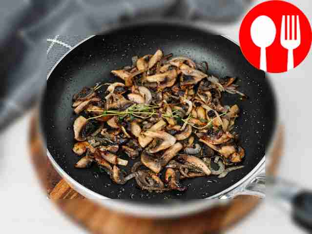 Разогрейте растительное масло в сковороде и...