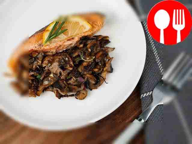 Разложите готовую семгу по тарелке, рядом...