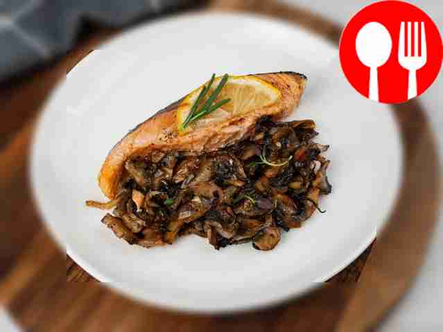 Семга с розмарином и грибами в духовке