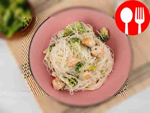 Rice noodles with salmon and broccoli