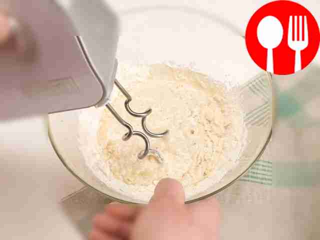 Влейте полученную жидкость к муке, добавьте...