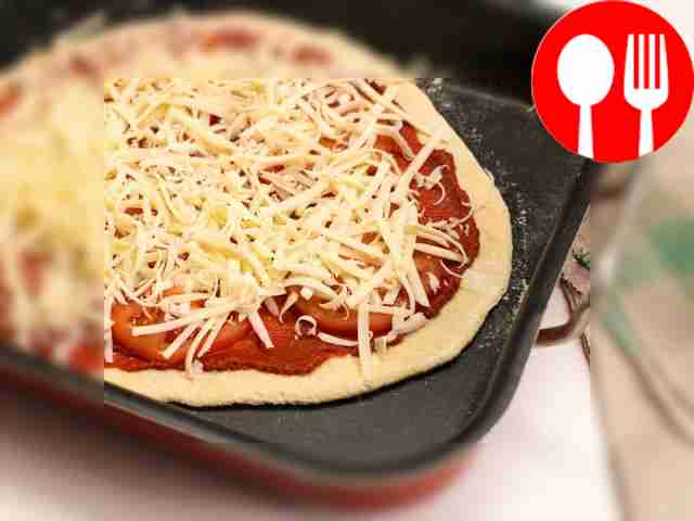 Раскатайте тесто в круг диаметром 25–30 см,...