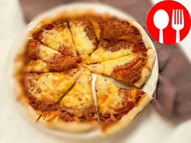 Посыпьте готовую пиццу свежим базиликом,...