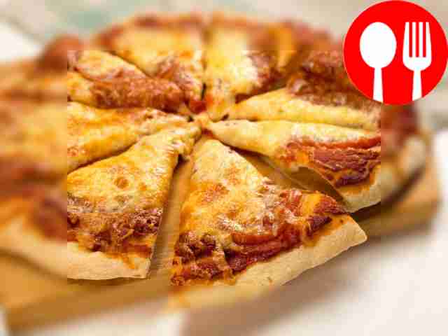 Пицца с томатами и сыром