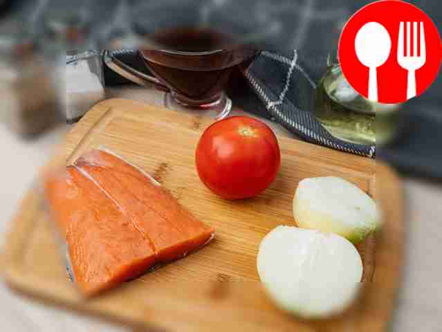 Удалите косточки и пленку у семги, тщательно...