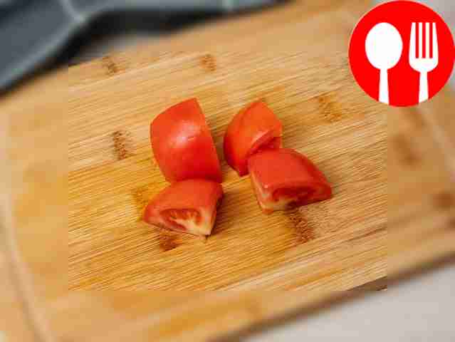 Порежьте помидор и репчатый лук крупными...