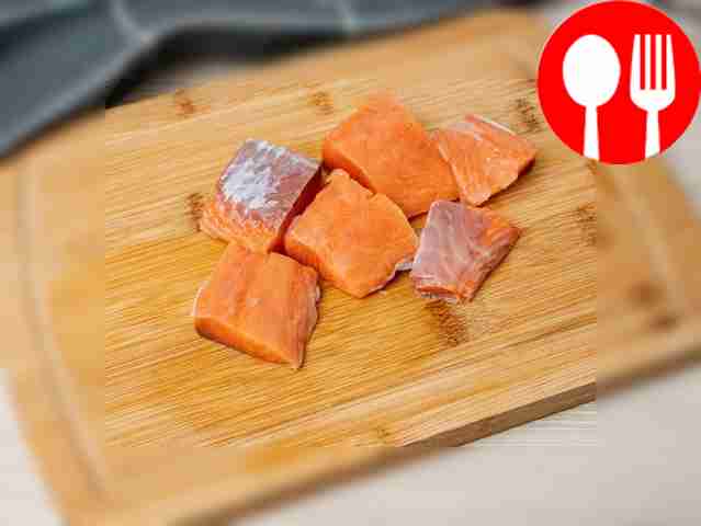 Аккуратно снимите филе семги с кожи и нарежьте...