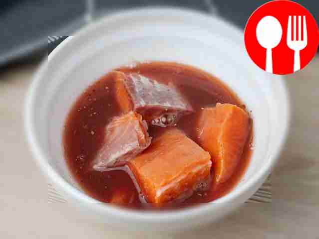 Положите семгу в миску, посолите и поперчите....