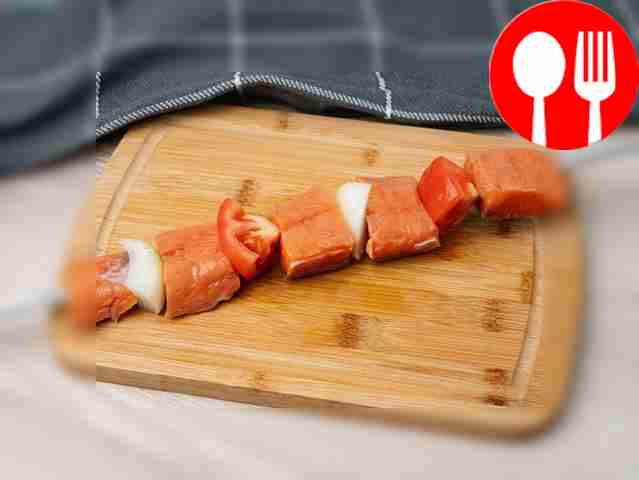 Нанизывайте маринованную семгу на шампуры,...