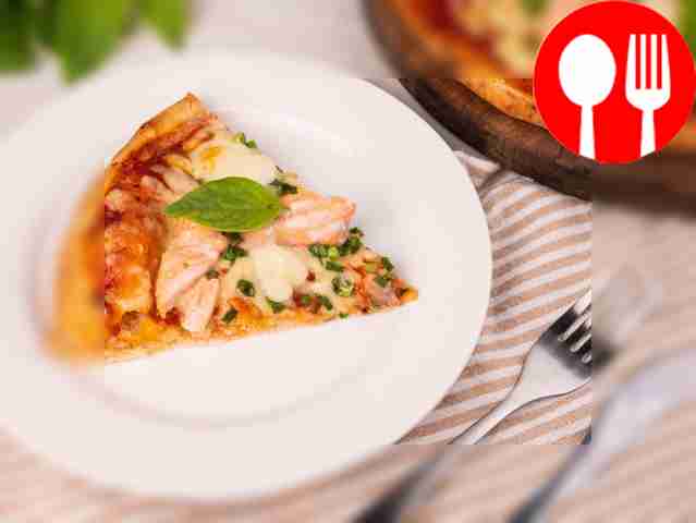 Пицца на томатной основе с семгой