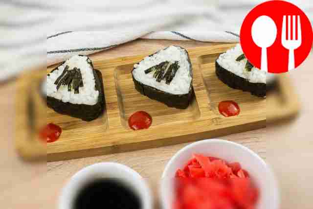 Онигири с лососем и авокадо